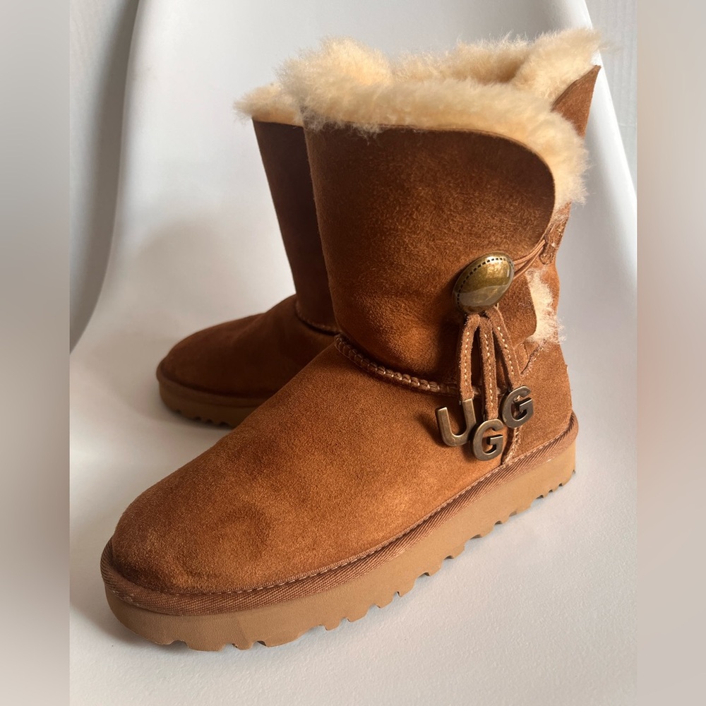 UGG Bailey Button II Boots Womens Size 5 Chestnut Suede Shearling Winter Cozy